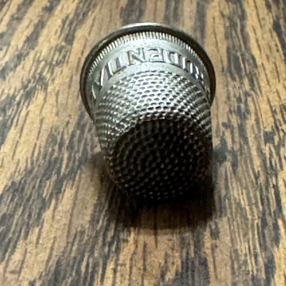 VINTAGE PRUDENTIAL THIMBLE - Picture 3 of 7